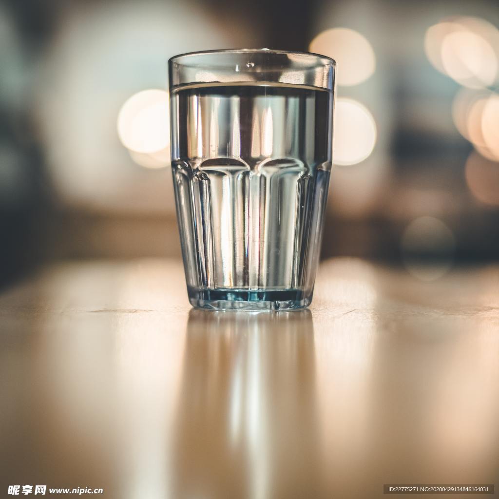 透明水杯