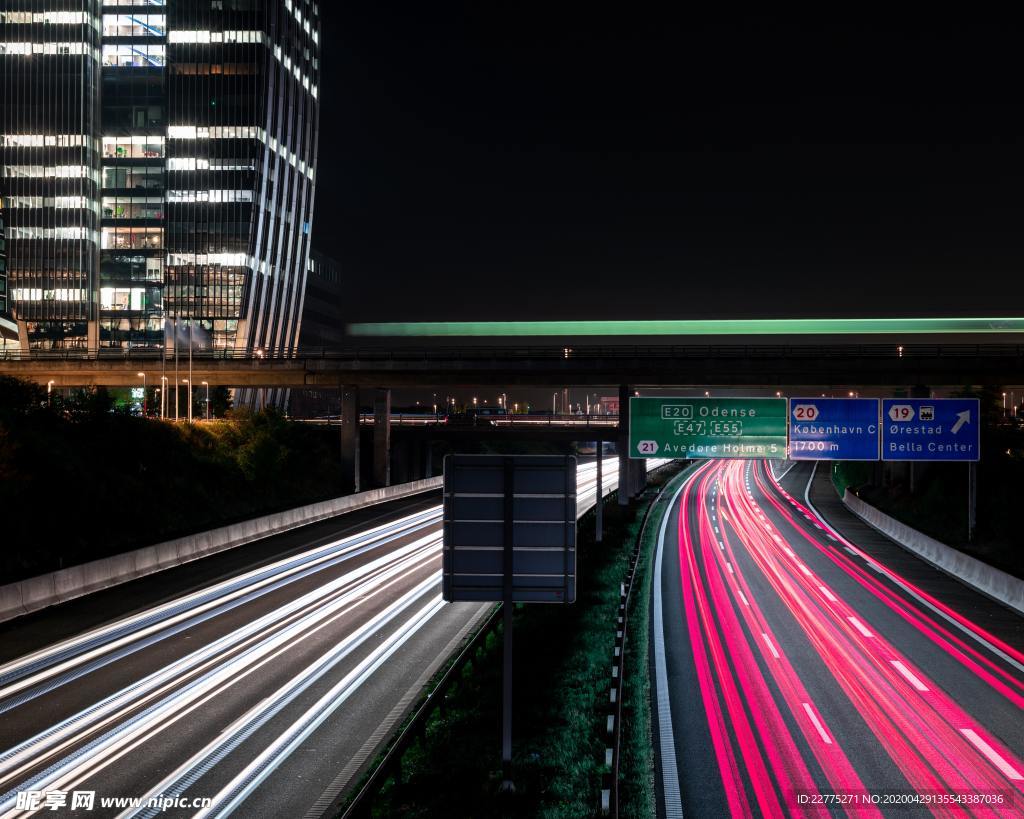 夜晚道路