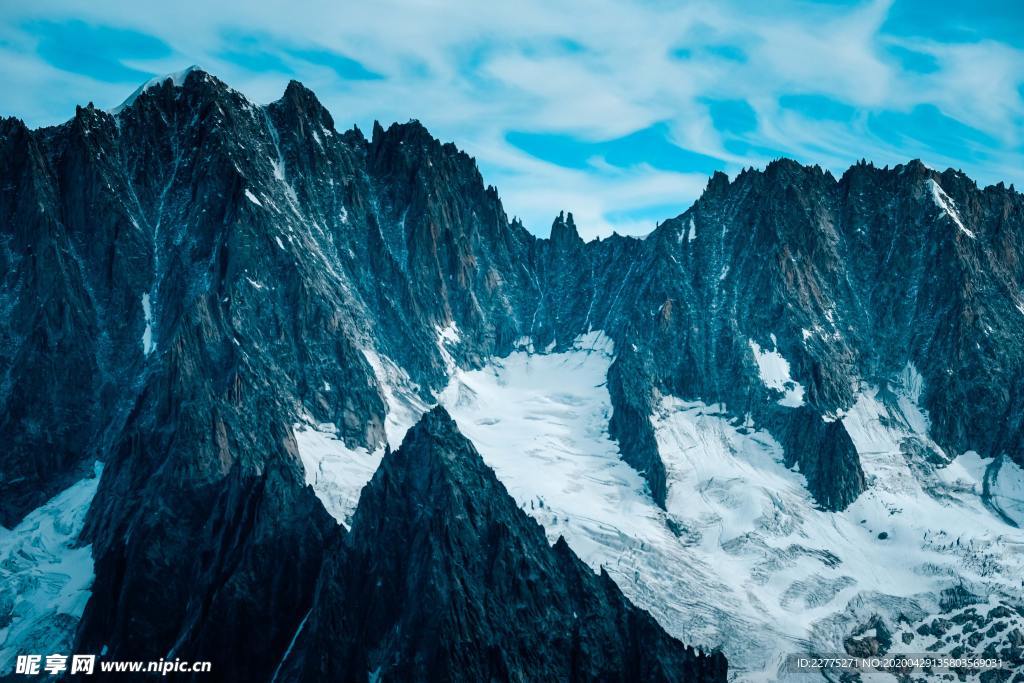 险峻雪山