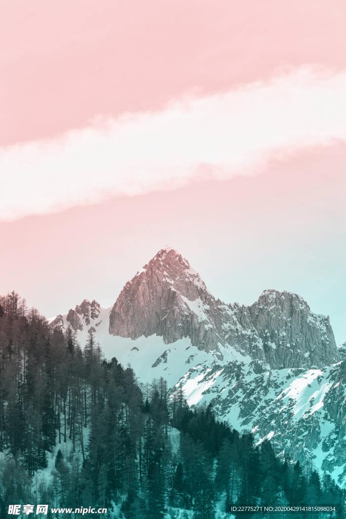 粉色天空雪山