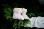 雪地靴与圣诞树