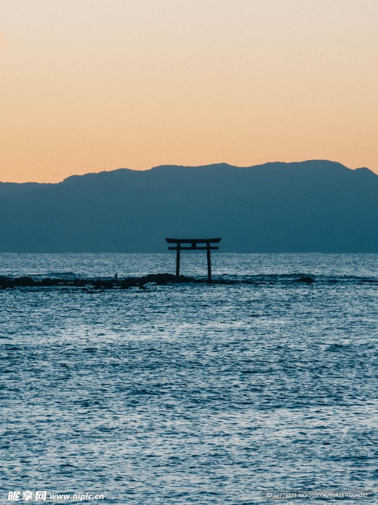 日本海水中的鸟居