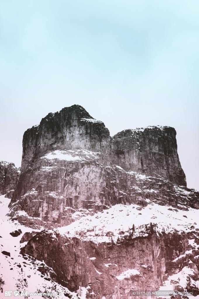 蓝粉色巨石雪山