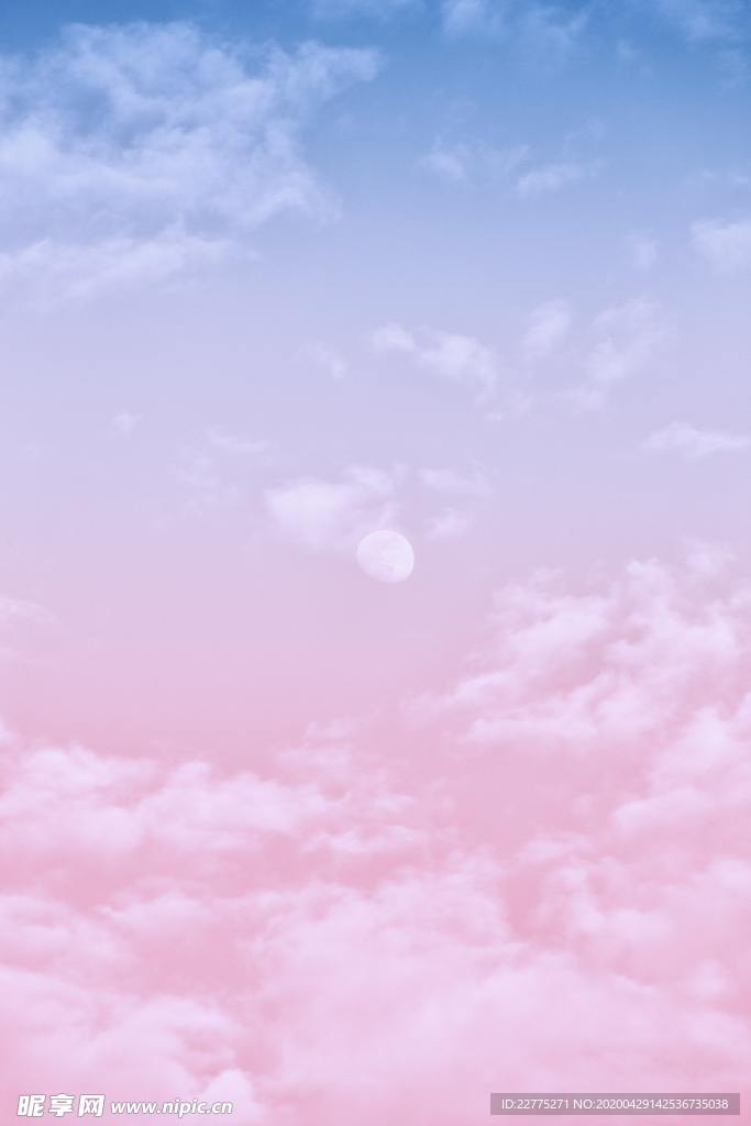 蓝粉色天空中月亮