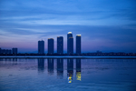 湖畔夜景楼房