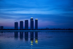 夜景湖畔楼房