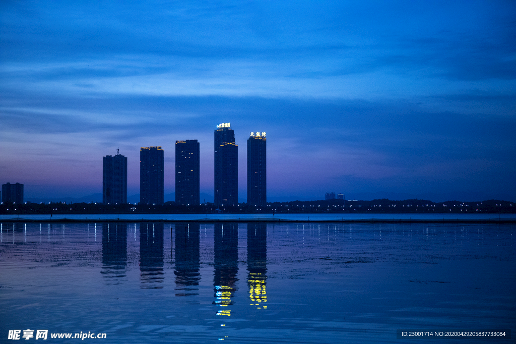 夜景湖畔楼房