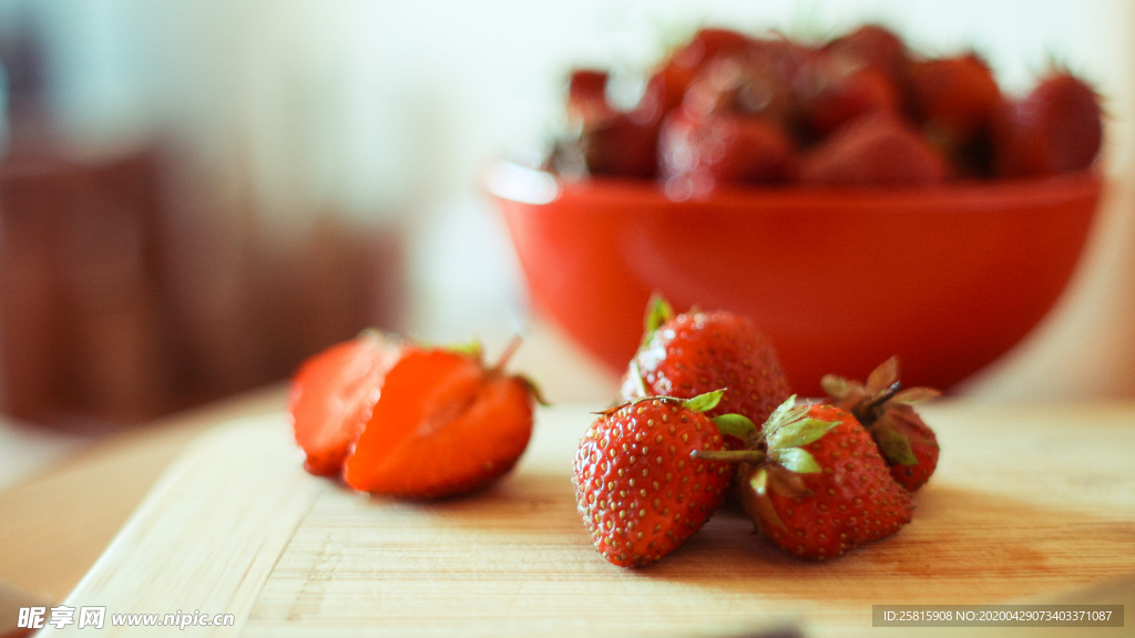 草莓蓝莓浆果果汁图片
