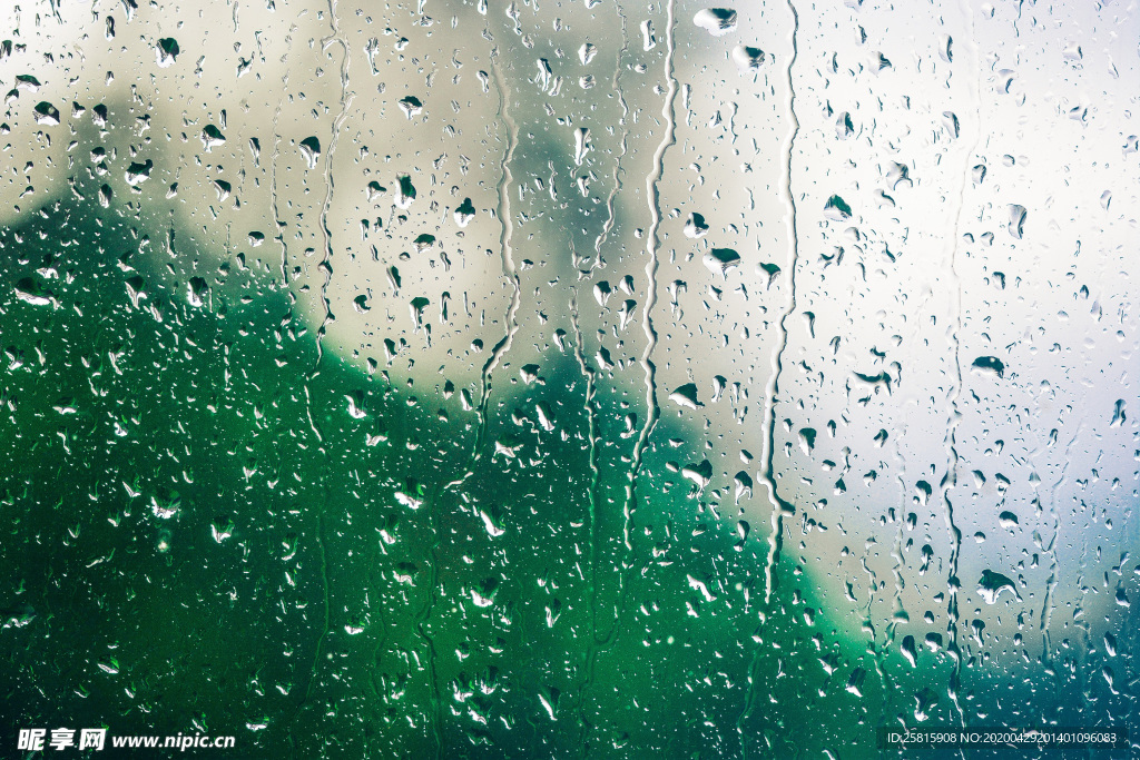 雨中美景水珠积水图片