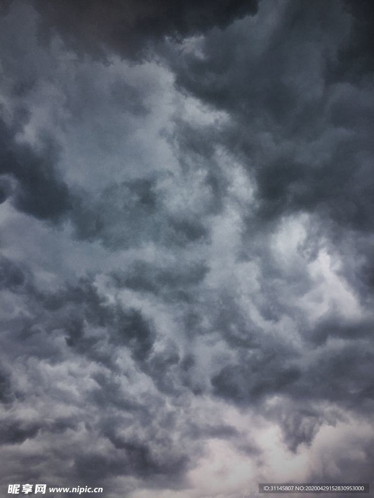 布满乌云的天空