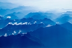 蓝色山峰背景图片
