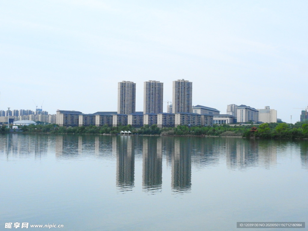八里湖建筑水面倒映摄影