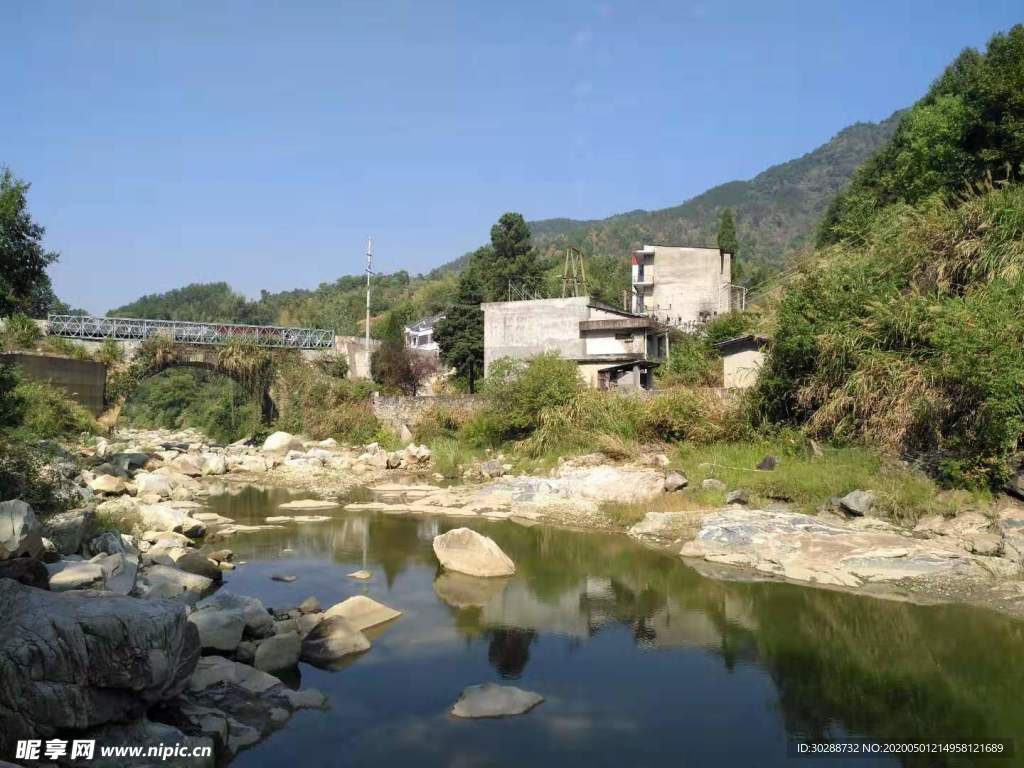 小溪  水流   石头