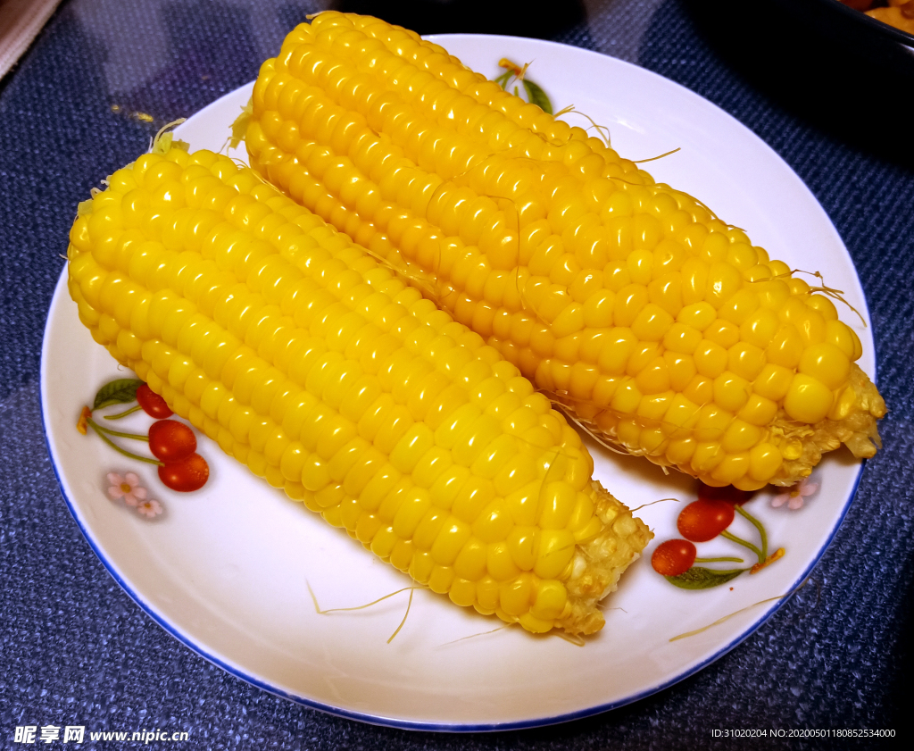 煮玉米时，别用清水煮了，多加这两样，煮好的玉米又香又甜又营养_小苏打