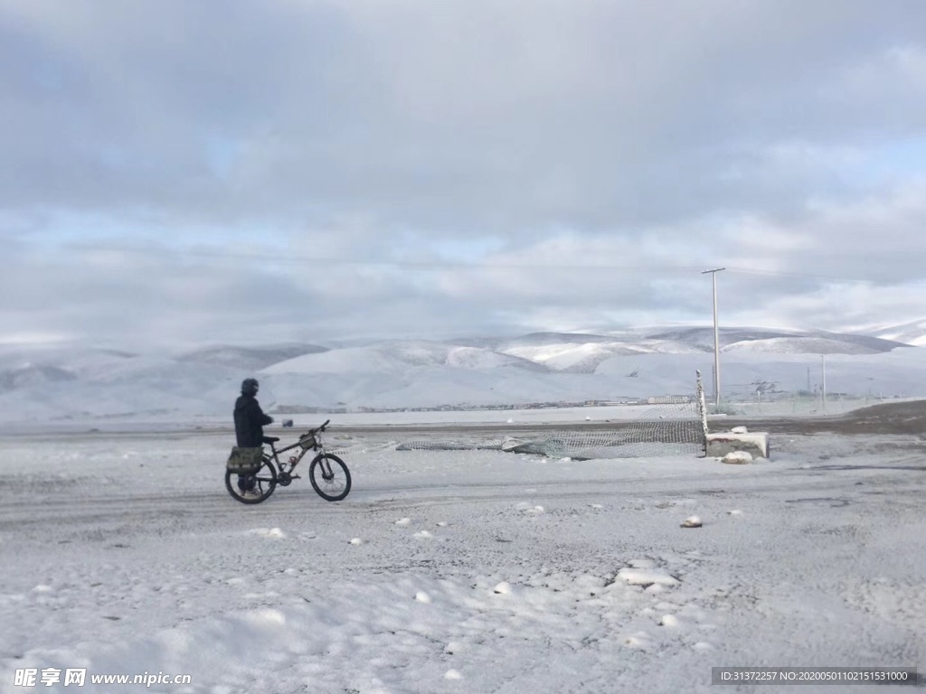 雪后的青海湖边