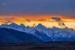夕阳照雪山