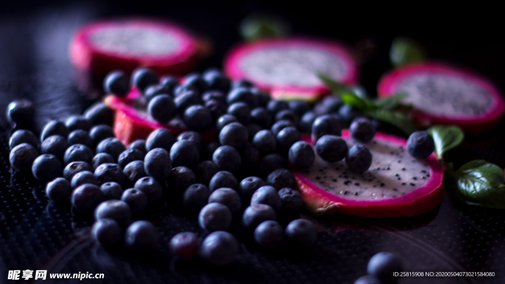 蓝莓草莓果汁图片