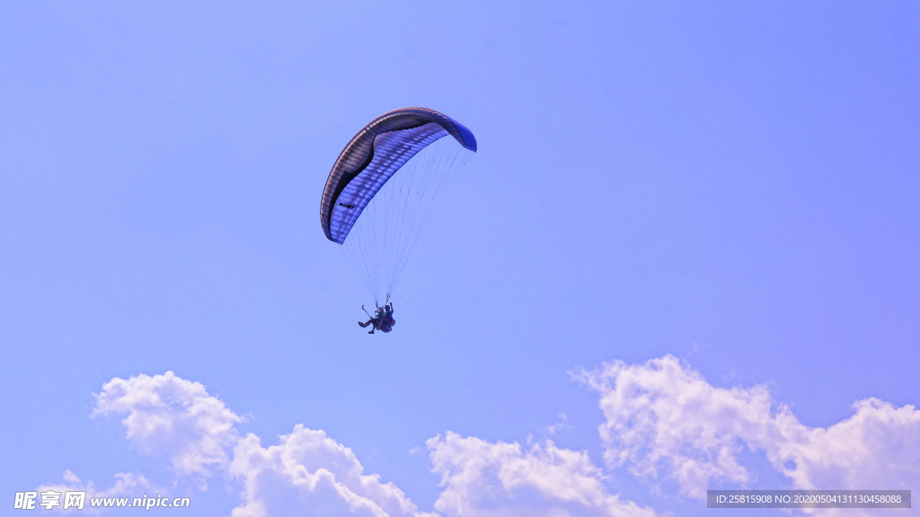 滑翔伞跳伞飞行图片