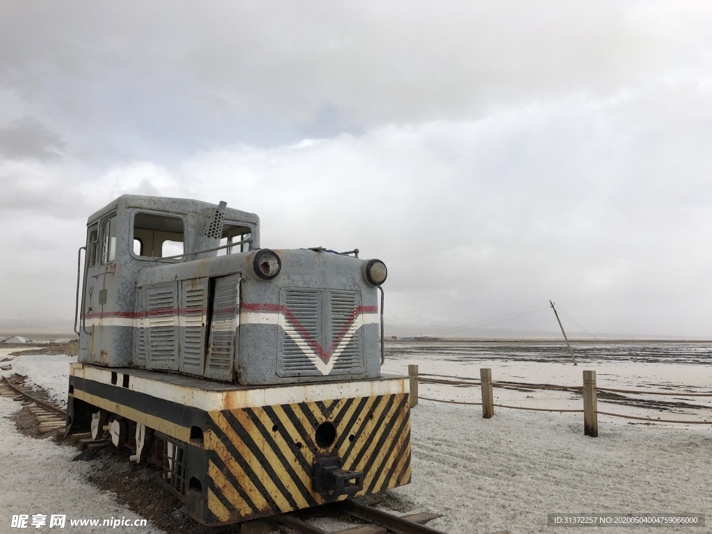 行程推荐丨茶卡盐湖的交通工具：小火车与徒步