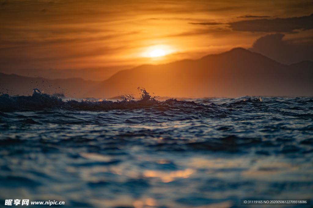 夕阳的海平面