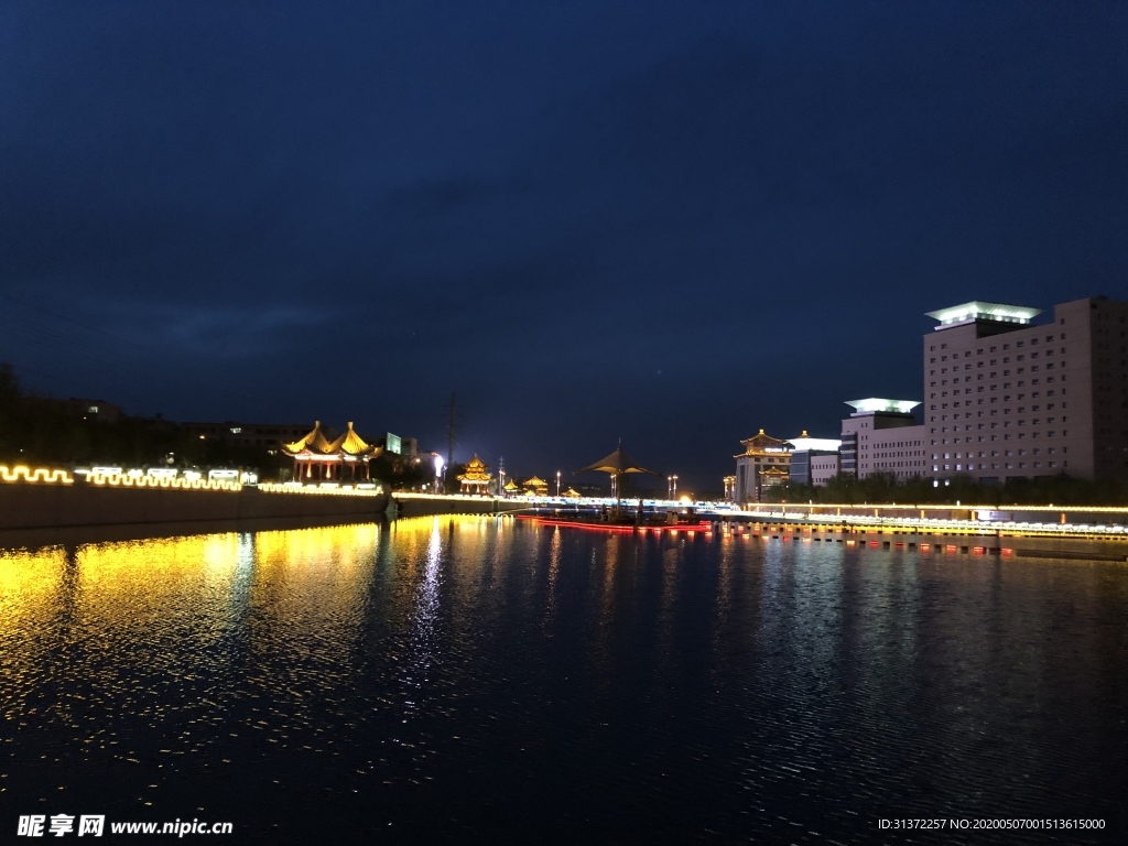 党河夜景