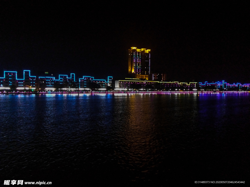 河堤夜景