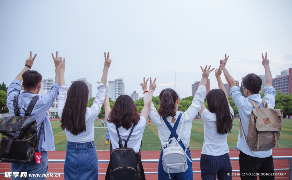 学生毕业背影素材
