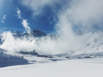 蓝天下的雪山