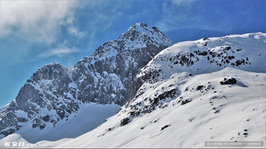 蓝天下的雪山