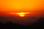 傍晚远山上的夕阳