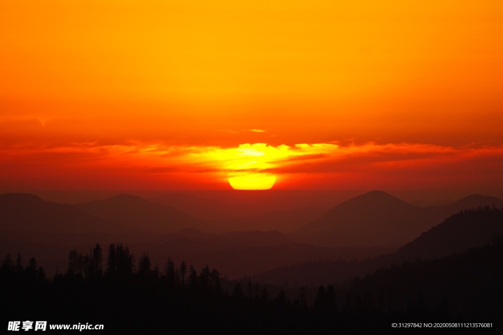 傍晚远山上的夕阳