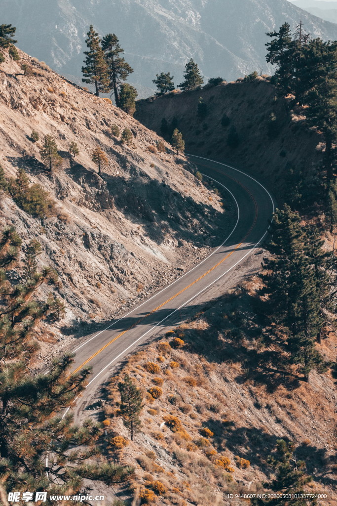 蜿蜒山间公路图片