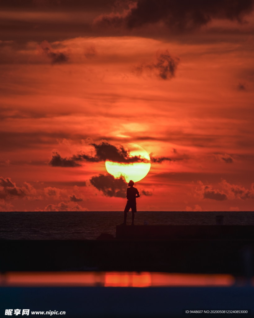 傍晚夕阳红美景图片