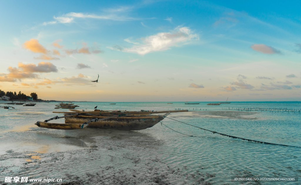 船 海岛 大海 蓝天