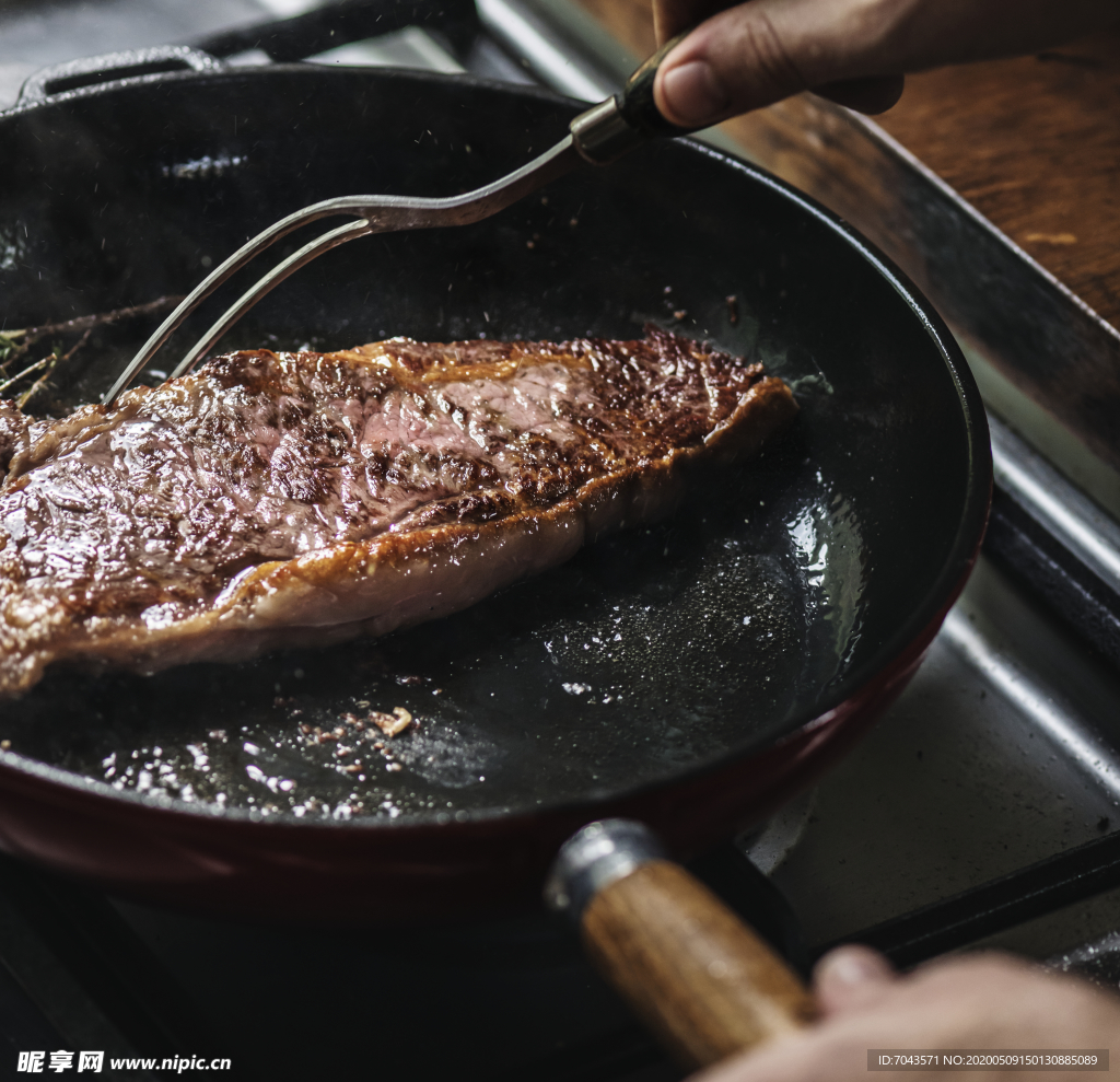 烹饪中的牛排