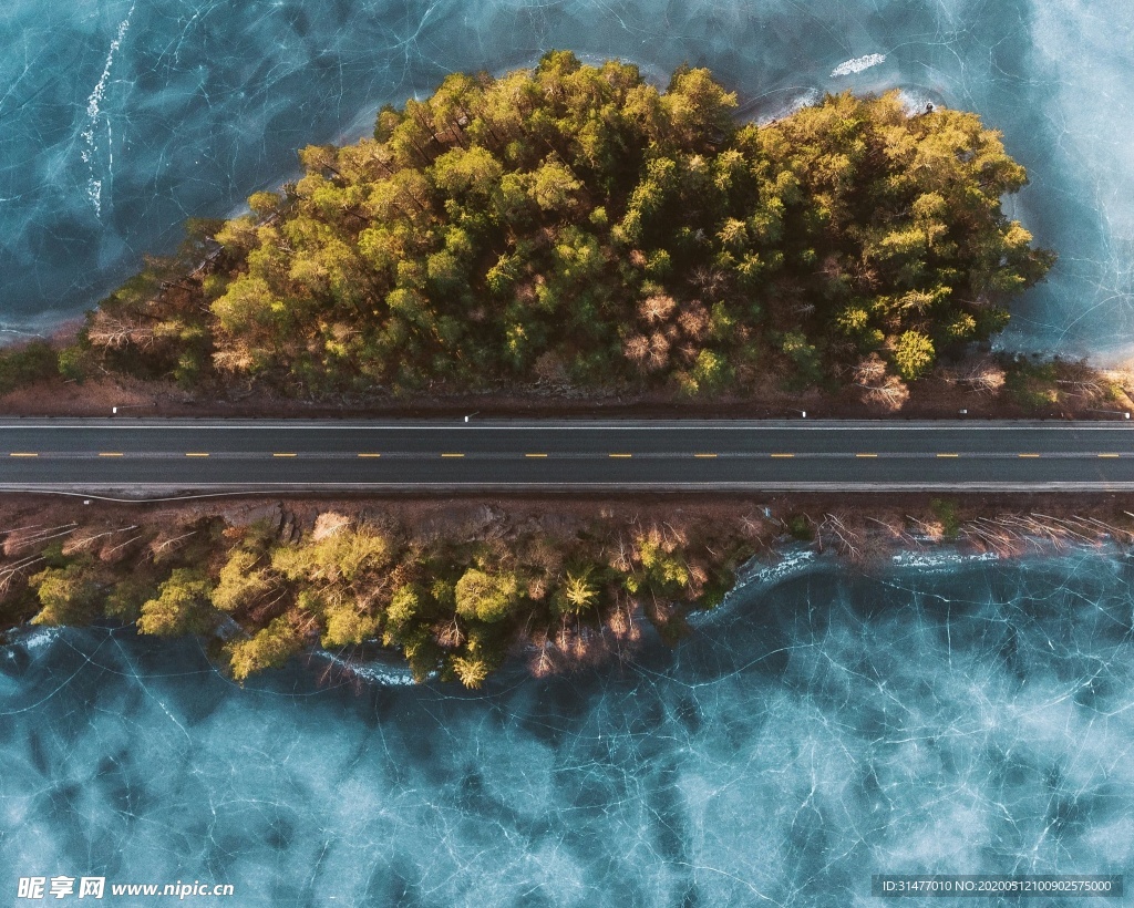 航拍海岛公路风景