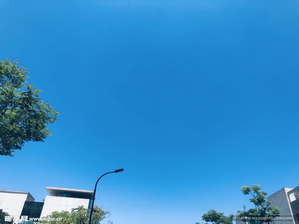 蓝天 日照 路灯
