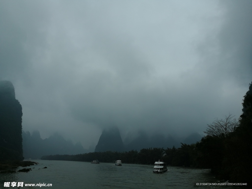 细雨下的桂林山水