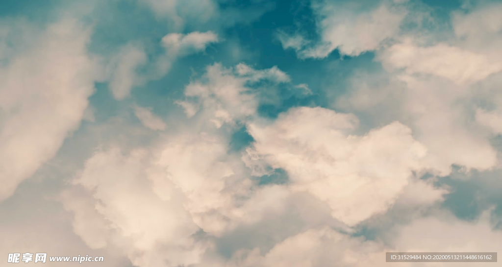 高空云层穿梭