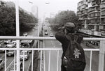 贵阳市过街天桥上发呆的路人