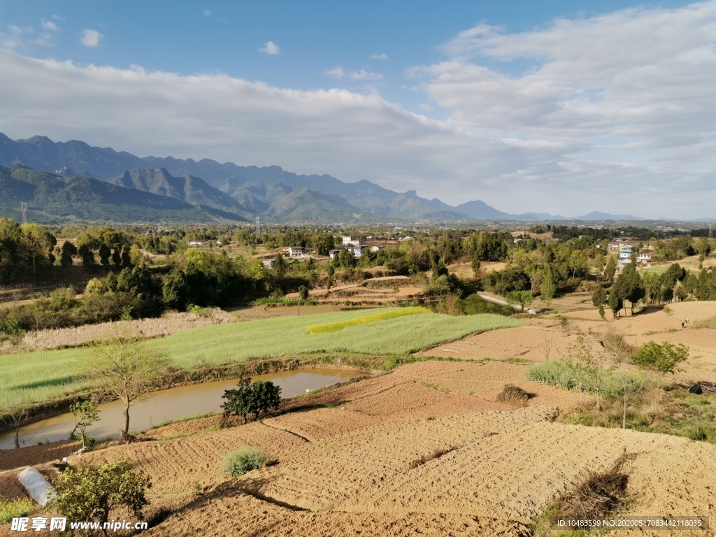 远山 蓝天 农田