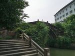 河上的石拱桥