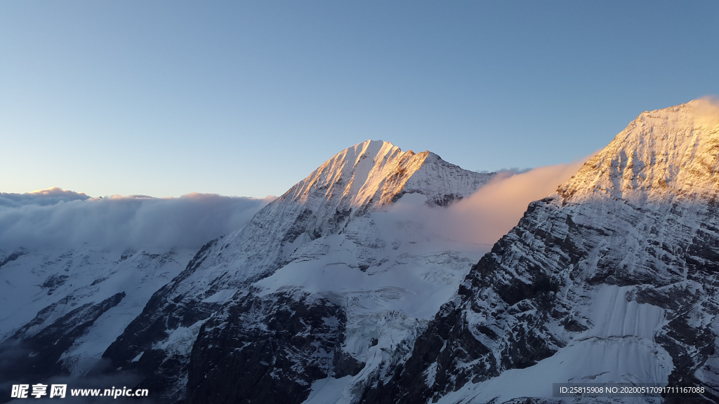 雪山积雪图片