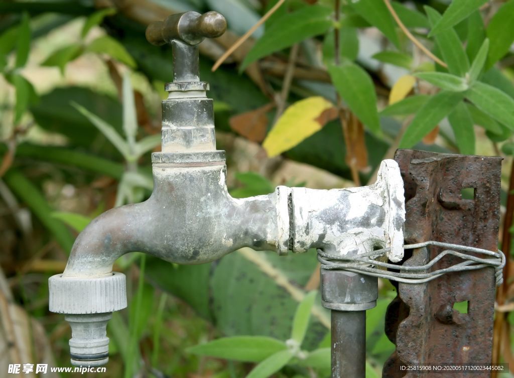 水龙头水管图片