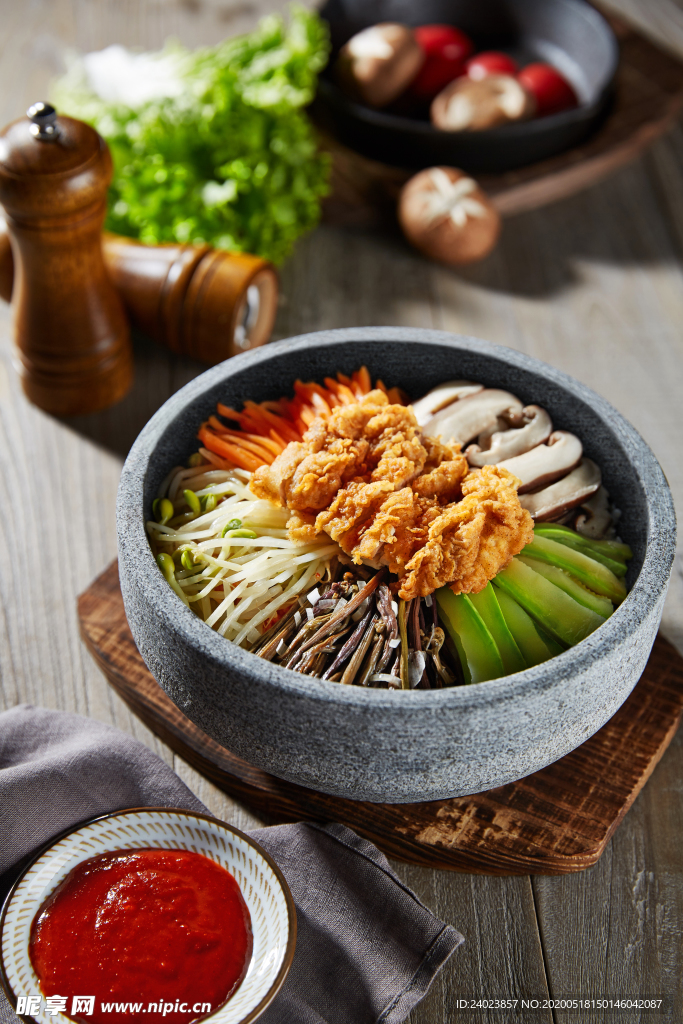 鸡肉石锅拌饭
