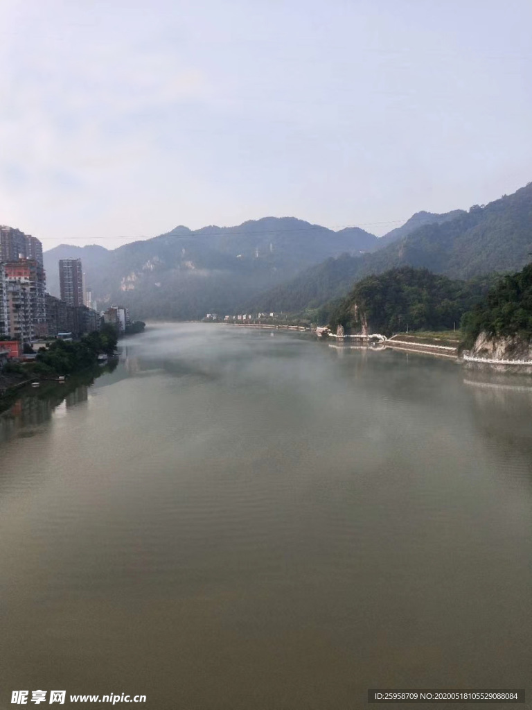 雨过江景