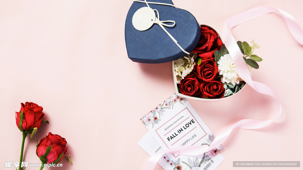 七夕粉红背景上装满花的礼物盒
