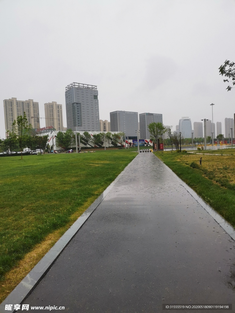 保定雨中小路