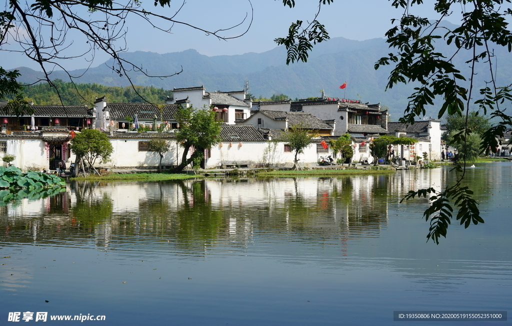 黄山宏村南湖边的徽派建筑风景