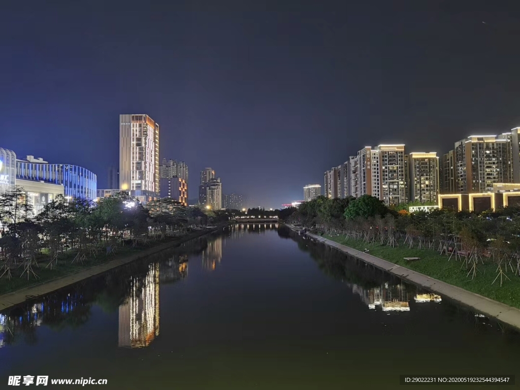 水畔都市夜景